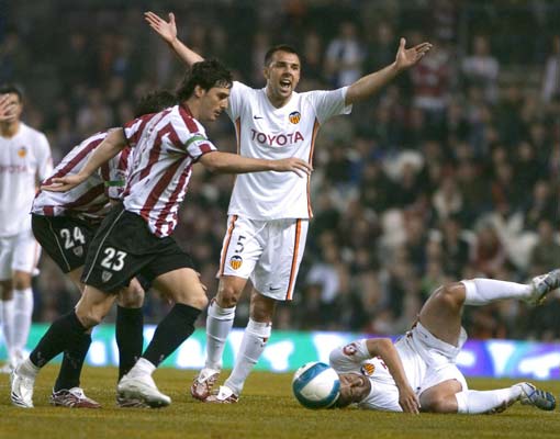 Marchena protesta al árbitro mientras Aduriz se lleva el balón. Marchena protesta al árbitro mientras Aduriz se lleva el balón.