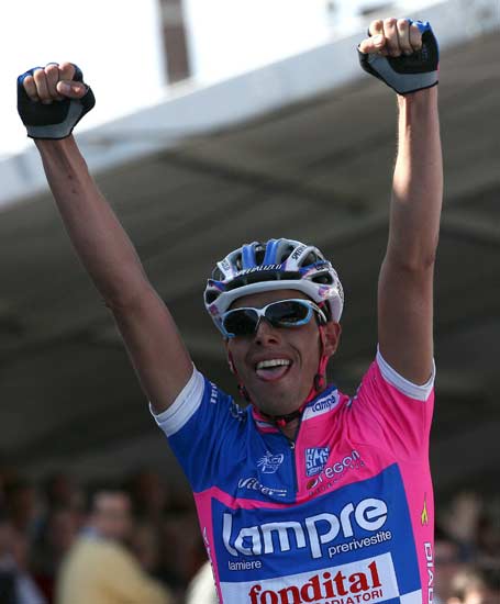 El italiano Ballan celebra su triunfo en la 91ª Vuelta a Flandes. El italiano Ballan celebra su triunfo en la 91ª Vuelta a Flandes.