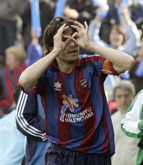 Descarga, jugador del Levante, celebra el gol que marcó en el partido. Descarga, jugador del Levante, celebra el gol que marcó en el partido.
