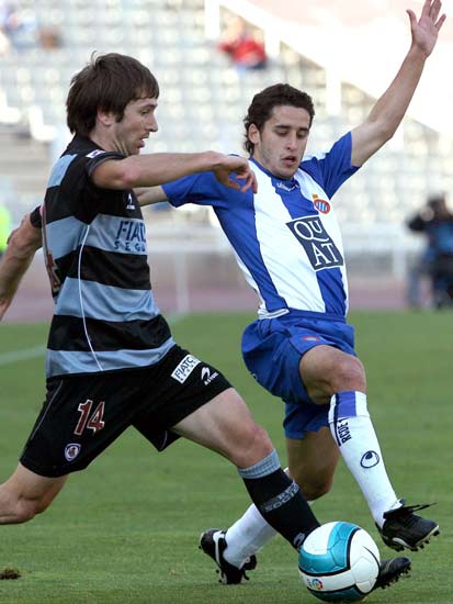 Coro intenta rematar ante la oposición del defensa de la Real Sociedad, Aitor López Rekarte Coro intenta rematar ante la oposición del defensa de la Real Sociedad, Aitor López Rekarte