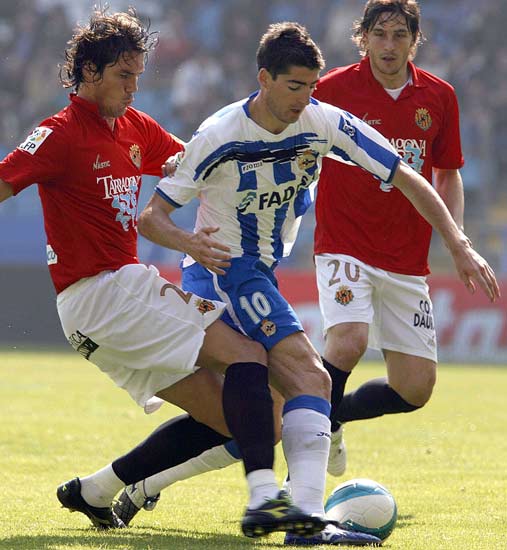 Arizmendi se va de dos jugadores del Nastic. Arizmendi se va de dos jugadores del Nastic.