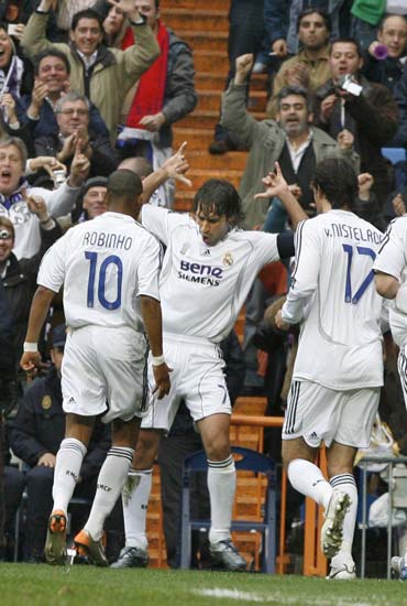 Raúl celebra su gol al Osasuna Raúl celebra su gol al Osasuna