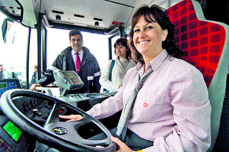 Barcelona tendrá en verano casi 200 mujeres conduciendo un bus urbano Barcelona tendrá en verano casi 200 mujeres conduciendo un bus urbano