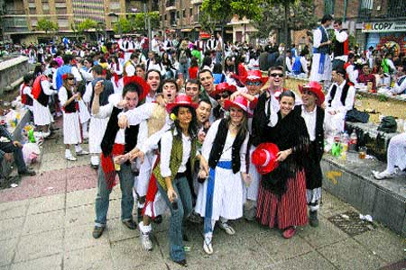 Las zapatillas jubilan a las esparteñas y afean la fiesta Las zapatillas jubilan a las esparteñas y afean la fiesta