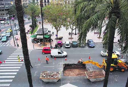 La lluvia hunde una calzada del cap i casal La lluvia hunde una calzada del cap i casal