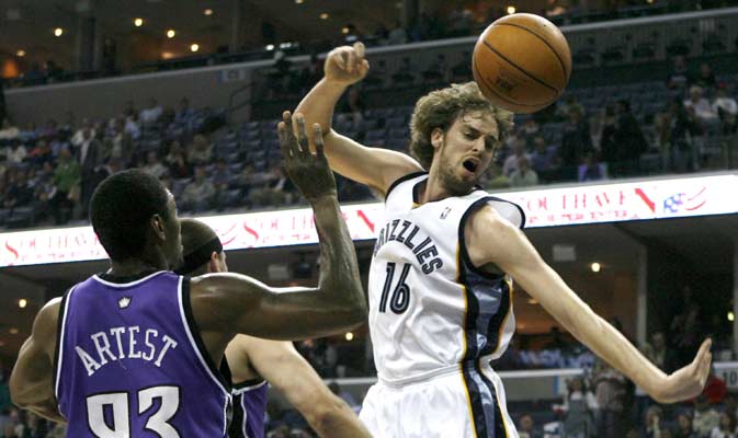 Gasol pierde ante dos jugadores de Sacramento. Gasol pierde ante dos jugadores de Sacramento.