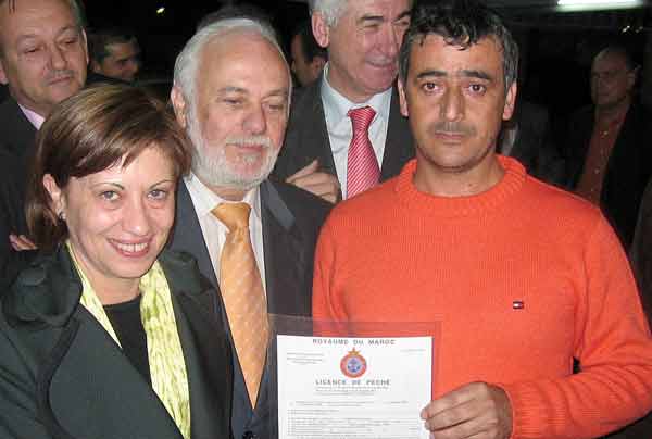 Elena Espinosa posa junto a un pescador. Elena Espinosa posa junto a un pescador.