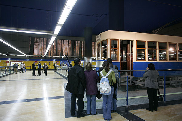 Muchos curiosos acudieron ayer a ver la nueva estación de Pinar de Chamartín, presidida por un tranvía. Muchos curiosos acudieron ayer a ver la nueva estación de Pinar de Chamartín, presidida por un tranvía.