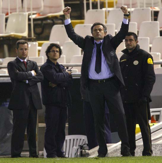 Mourinho saluda a la afición del Chelsea en Mestalla tras eliminar al Valencia. Mourinho saluda a la afición del Chelsea en Mestalla tras eliminar al Valencia.
