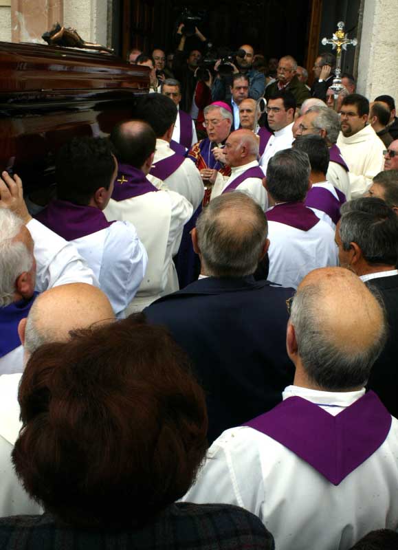Entierro multitudinario Entierro multitudinario