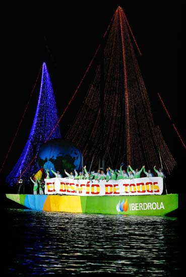 Los componentes del ''Desafío Español'' saludan desde la cubierta del barco al público asistente esta noche en el Puerto America''s Cup de Valencia, en el desfile de los barcos participantes en la Copa del América Los componentes del ''Desafío Español'' saludan desde la cubierta del barco al público asistente esta noche en el Puerto America''s Cup de Valencia, en el desfile de los barcos participantes en la Copa del América