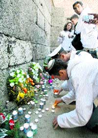 Velas para no olvidar la barbarie nazi Velas para no olvidar la barbarie nazi
