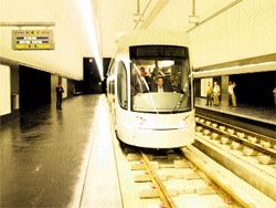 Los viajeros ven peligros en el tranvía por el Mercado, que circuló en pruebas Los viajeros ven peligros en el tranvía por el Mercado, que circuló en pruebas