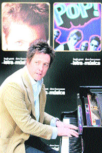 Hugh Grant se viste de estrella pop de los 80 Hugh Grant se viste de estrella pop de los 80