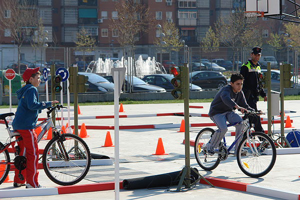 Aprendiendo a conducir en el cole Aprendiendo a conducir en el cole