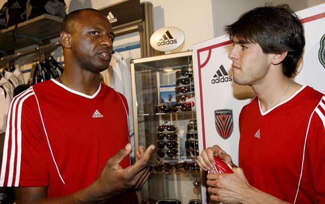 Kaká, a la izquierda, conversa con Patrick Viera durante un acto promocional en Milán Kaká, a la izquierda, conversa con Patrick Viera durante un acto promocional en Milán