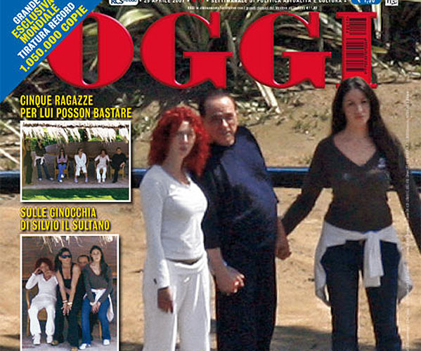 Silvio Berlusconi posa con cinco mujeres Silvio Berlusconi posa con cinco mujeres