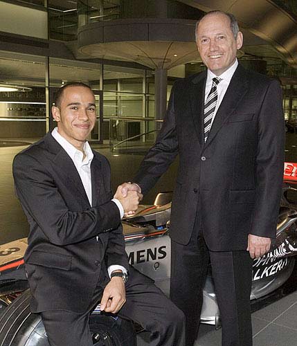 Ron Dennis y Lewis Hamilton en una imagen de archivo. Ron Dennis y Lewis Hamilton en una imagen de archivo.