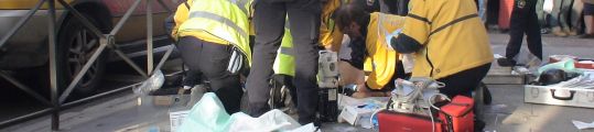 Los médicos, intentando reanimar a la apuñalada Los médicos, intentando reanimar a la apuñalada