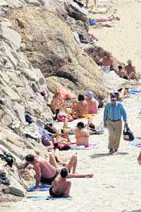 Muchos coruñeses ya han ido a la playa esta semana. m. fuentes Muchos coruñeses ya han ido a la playa esta semana. m. fuentes