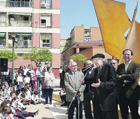 Ibarrola pone un amuleto antiterrorista en La PazAgustín Ibarrola, junto a su escultura, en La Paz. Ibarrola pone un amuleto antiterrorista en La PazAgustín Ibarrola, junto a su escultura, en La Paz.