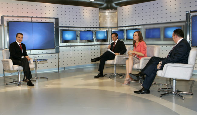 Zapatero, anoche, entrevistado ante las cámaras de Antena 3. Zapatero, anoche, entrevistado ante las cámaras de Antena 3.