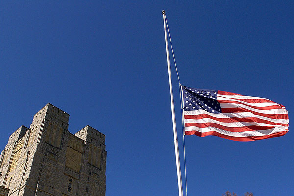 Bandera de EEUU a media asta en la Universidad de Virginia Bandera de EEUU a media asta en la Universidad de Virginia