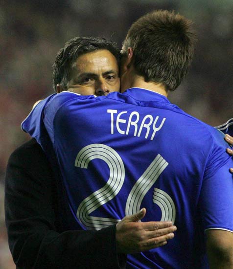 Mourinho y Terry se abrazan tras el partido contra el Liverpool Mourinho y Terry se abrazan tras el partido contra el Liverpool