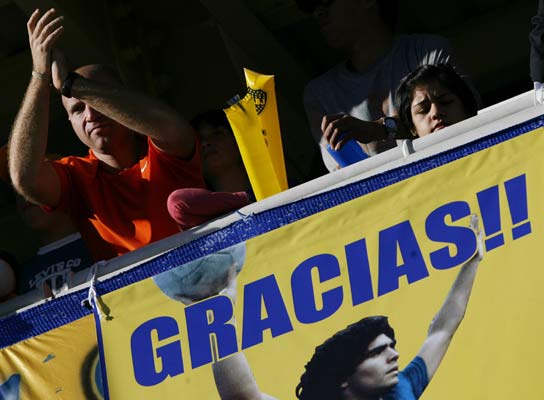 Aficionados de Boca exhibieron una pancarta de apoyo a Maradona en el último partido en La Bombonera Aficionados de Boca exhibieron una pancarta de apoyo a Maradona en el último partido en La Bombonera