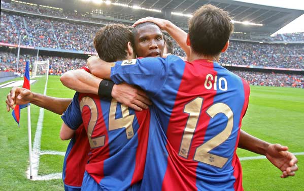 Eto'o y sus compañeros celebran el gol al Levante Eto'o y sus compañeros celebran el gol al Levante