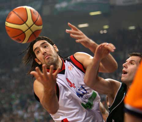 Scola intenta atrapar el balón ante un jugador del Panathinaikos Scola intenta atrapar el balón ante un jugador del Panathinaikos