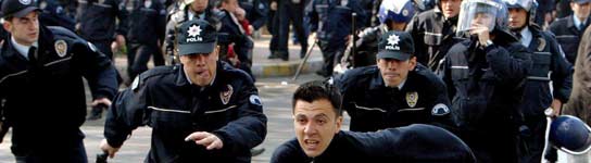 Policías antidisturbios turcos corren detrás de un manifestante Policías antidisturbios turcos corren detrás de un manifestante
