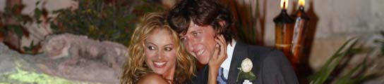 Paulina Rubio y "Colate" tras contraer matrimonio en la ceremonia religiosa.