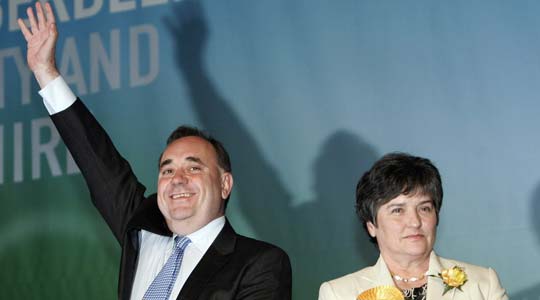 Alex Salmond, el líder del partido nacionalista junto a la segunda líder del partido Nicola Sturgeon, tras ganar las elecciones. Alex Salmond, el líder del partido nacionalista junto a la segunda líder del partido Nicola Sturgeon, tras ganar las elecciones.