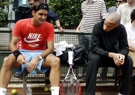 Roger Federer charla con el futbolista Thierry Henry en Roma durante un descanso de su entrenamiento Roger Federer charla con el futbolista Thierry Henry en Roma durante un descanso de su entrenamiento