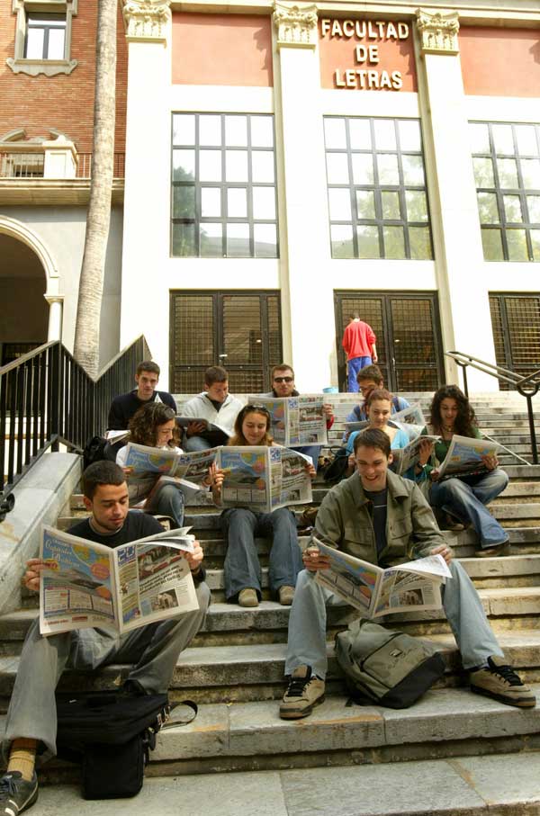 El periódico está lleno de ofertas de trabajo. El periódico está lleno de ofertas de trabajo.