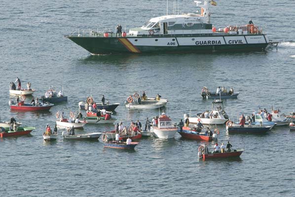 Los mariscadores gallegos han vuelto a la boca de la ría, pero el gasero no intenta entrar Los mariscadores gallegos han vuelto a la boca de la ría, pero el gasero no intenta entrar