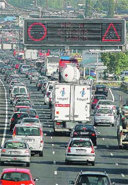 El atasco en Alfonso Molina se prolongó casi dos horas. j. lópez El atasco en Alfonso Molina se prolongó casi dos horas. j. lópez