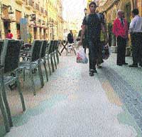 Tapan con cemento y no losas la acera de 3 calles Tapan con cemento y no losas la acera de 3 calles