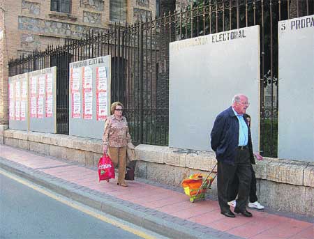 Empiezan a pegar carteles en la Circular Empiezan a pegar carteles en la Circular
