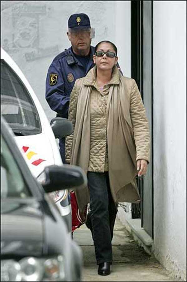 Isabel Pantoja, tras declarar ante el juez. Isabel Pantoja, tras declarar ante el juez.