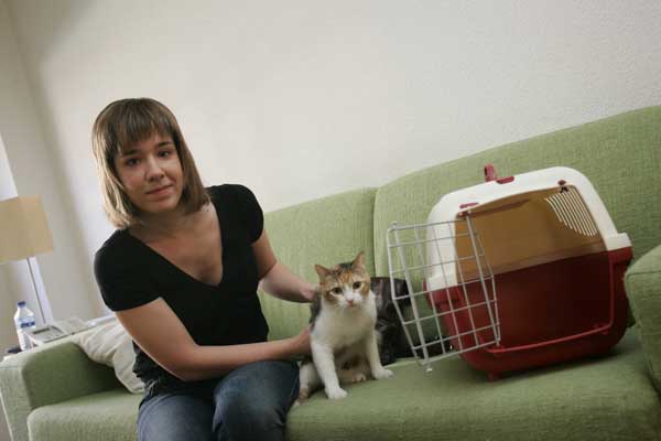 Mar Guillén con su gato. Mar Guillén con su gato.
