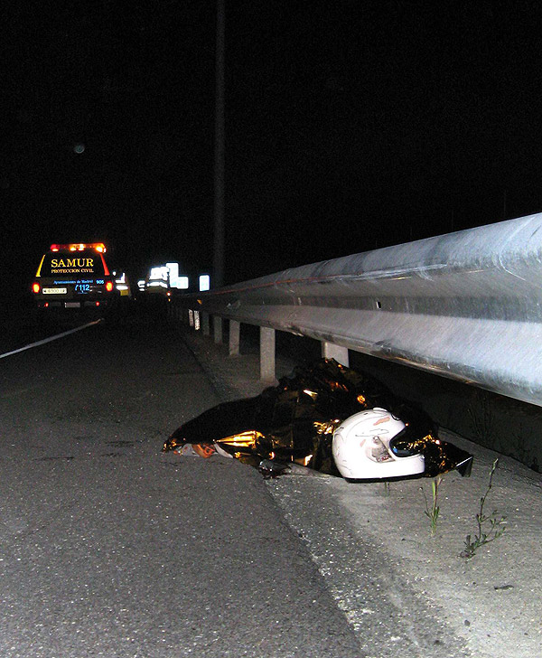 Muere un motorista contra un quitamiedo Muere un motorista contra un quitamiedo