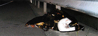 Muere un motorista al estrellarse contra el quitamiedos en la M-511 Muere un motorista al estrellarse contra el quitamiedos en la M-511