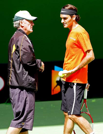Federer y Tony Roche en una imagen de archivo de enero de 2005 Federer y Tony Roche en una imagen de archivo de enero de 2005