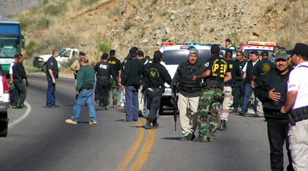 Decenas de elementos de la Policía Judicial del Estado de Sonora instalan un retén Decenas de elementos de la Policía Judicial del Estado de Sonora instalan un retén