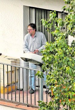 Se atrinchera en casa y hace que desalojen a sus vecinos Se atrinchera en casa y hace que desalojen a sus vecinos