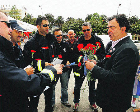 Los funcionarios reciben flores... de Henrique Tello Los funcionarios reciben flores... de Henrique Tello