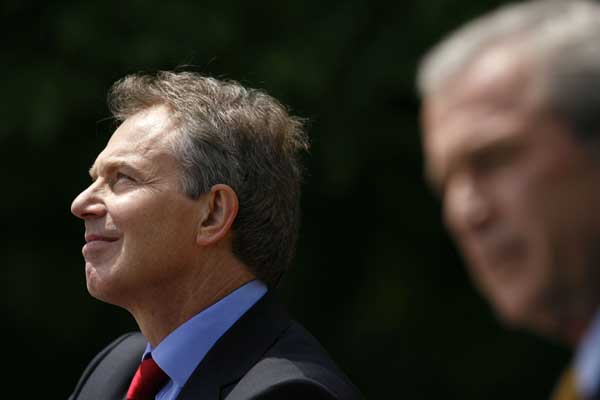 Tony Blair, junto a George Bush, compareciendo ante la prensa. Tony Blair, junto a George Bush, compareciendo ante la prensa.