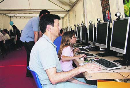 Conectados a Internet durante 10 h Conectados a Internet durante 10 h